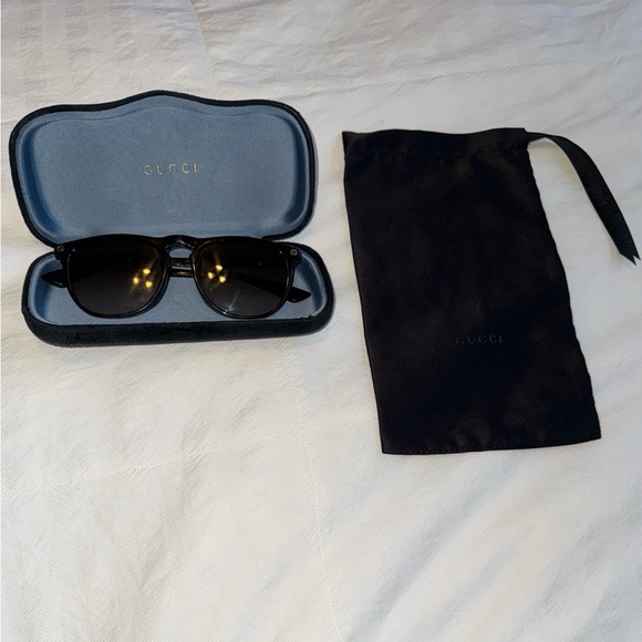 Gucci Black Sunglasses with Case and Pouch - Picture 1 of 4